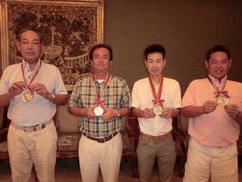 Ａクラスで優勝した千代ゴルフガーデンＡの（左から）井木、鈴木、吉田、大石