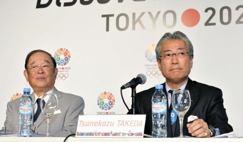 初の記者会見で厳しい表情を見せる東京五輪招致委の竹田恒和理事長（右）と日本体協の張富士夫会長