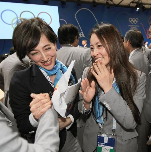 ２０２０年五輪の開催都市が東京に決まり、涙を流して喜ぶ体操の田中理恵選手。左はニュースキャスターの滝川クリステル