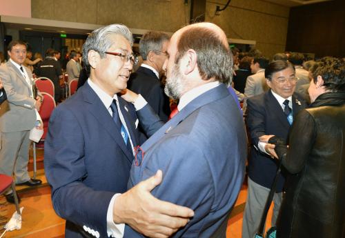 マドリード招致委関係者と健闘をたたえ合う招致委の竹田恒和理事長（左）