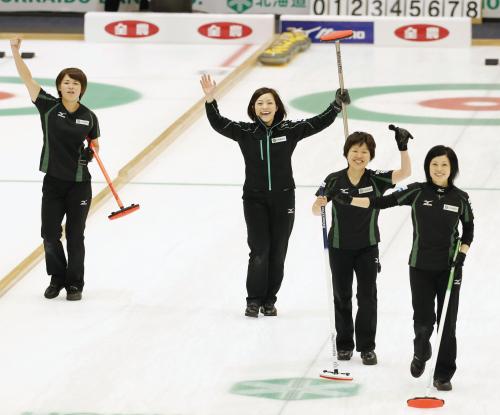 中部電力に勝利し、喜ぶ小笠原（左から２人目）ら北海道銀行の選手