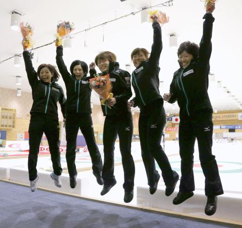 最終予選出場が決まり、喜ぶ北海道銀行の（左から）小笠原、船山、小野寺、吉田、苫米地の各選手