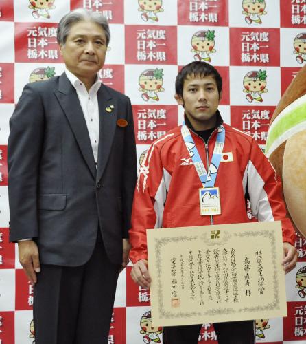 栃木県スポーツ功労賞を授与された柔道男子の高藤直寿選手。左は福田富一知事