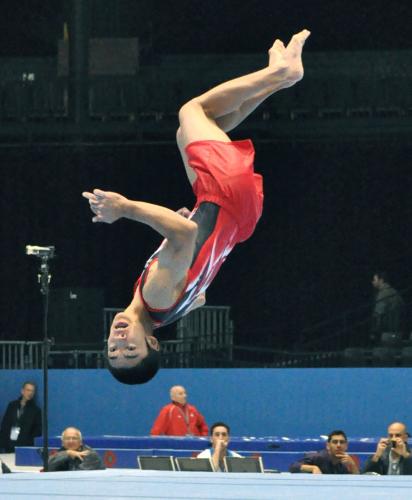 体操の世界選手権の本会場練習で、床運動を演技する白井健三