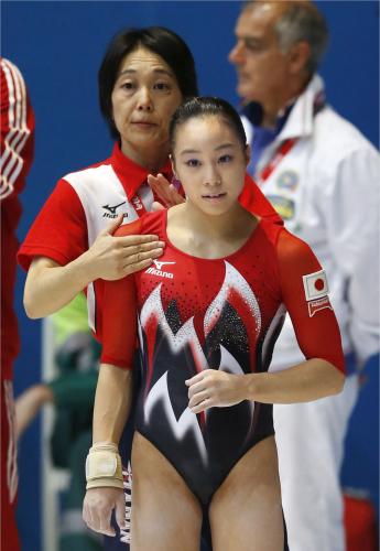 女子予選の平均台を終え、母でコーチの弥生さんにマッサージしてもらう笹田夏実