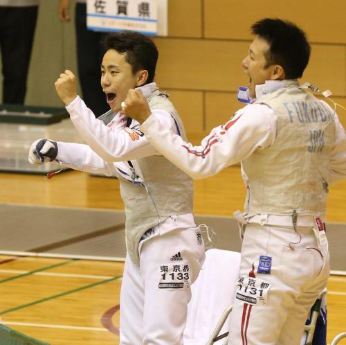 国体フェンシング１回戦で富山を破った東京の（左から）太田、福田はガッツポーズ