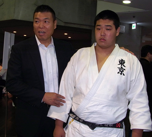 東京の３位に貢献した小川雄勢（右）と父の小川直也