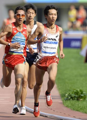 男子５０００メートル　14分25秒00で優勝した星創太（右）