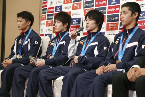世界体操選手権から帰国し、記者会見する（左から）亀山耕平、加藤凌平、内村航平、白井健三の各選手