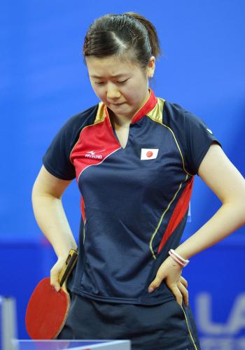 女子シングルス準々決勝　北朝鮮選手にポイントを奪われ、うつむく福原