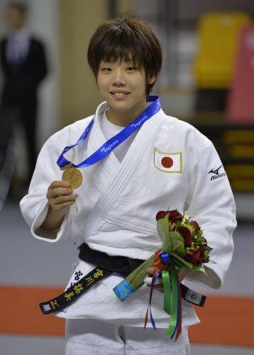 女子52キロ級で優勝し、金メダルを手に笑顔の宮川拓美