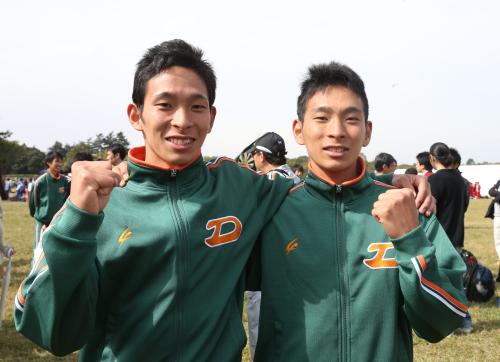 チーム６位での予選通過に貢献した大東大・市田孝（右）、宏の双子兄弟は力強いガッツポーズで活躍を誓う