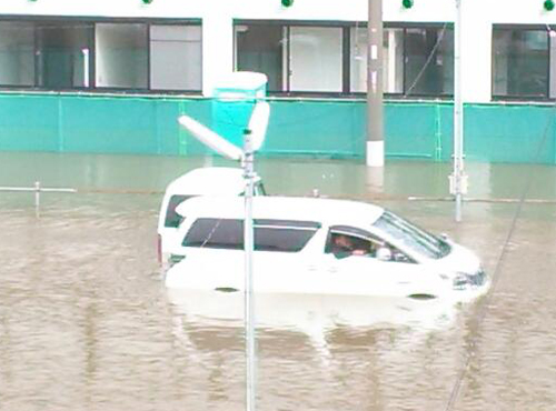 宿泊先のホテルが台風の被害を受け、美紀の父・正孝さんの愛車も水の中に（撮影：酒井美紀）