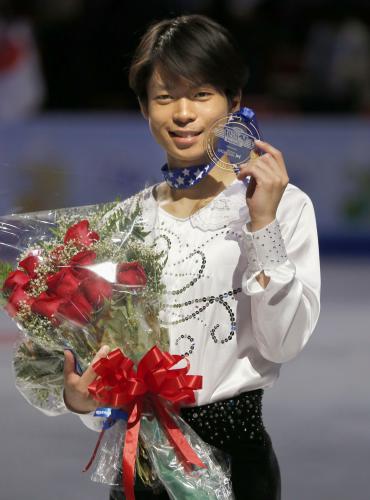 フィギュアスケートのグランプリシリーズ第１戦、スケートアメリカで優勝し、メダルを手に笑顔の町田樹