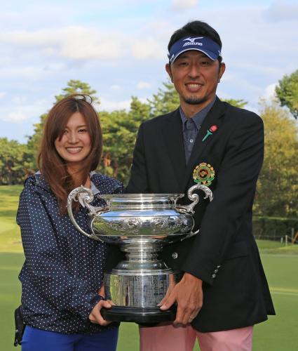 麻理子夫人（左）と優勝カップを手に笑顔の小林正則