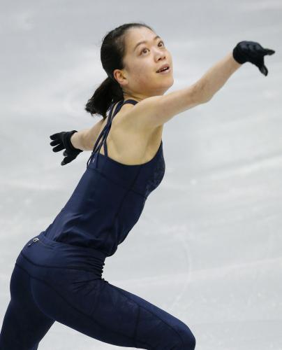 ＧＰシリーズ第２戦、スケートカナダの試合会場で公式練習する鈴木明子