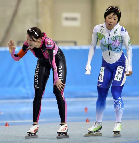 女子１５００メートルで優勝した菊池彩花。右は４位に終わった小平奈緒