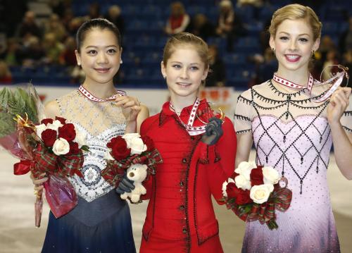スケートカナダで２位となり、表彰式でメダルを手に笑顔の鈴木明子（左）。中央は優勝したロシアのユリア・リプニツカヤ