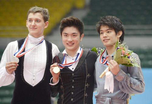 表彰式でメダルを手に笑顔を見せる（左から）２位のマキシム・コフトゥン、優勝したハン・ヤン、３位の小塚崇彦