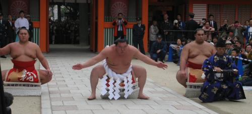 住吉神社で奉納土俵入りをした白鵬（左から２人目）。左から太刀持ち旭天鵬、露払いは魁聖。立行司の木村庄之助　　　　　　　　　　　　　　　　　　　　　　　　　　　　　　　