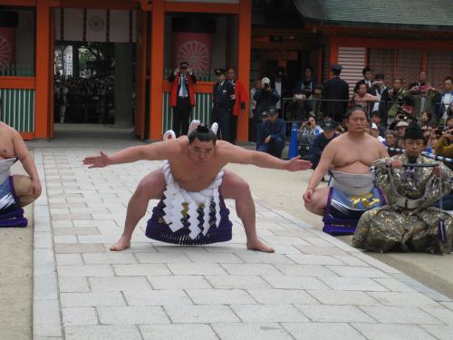 住吉神社で奉納土俵入りをした日馬富士。露払いは時天空（右）立行司の式守伊之助　　　　　　　　　　　　　　　　　　　　　　　　　　　　　　　