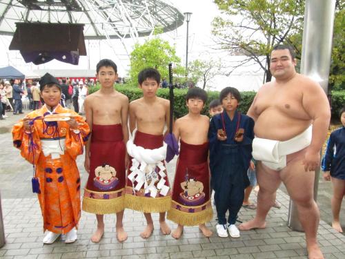 雲龍型の土俵入りを披露した地元小学生と琴奨菊（右）
