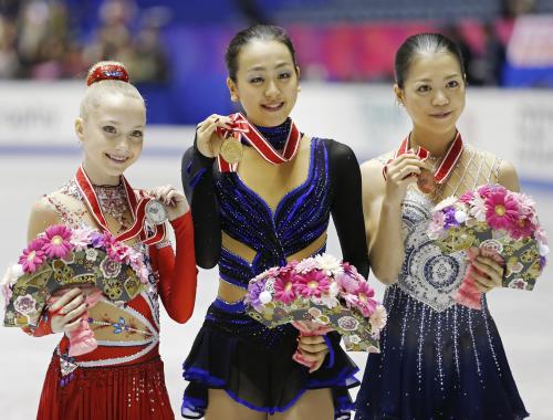 女子で優勝し、メダルを手に笑顔の浅田真央（中央）。左は２位のエレーナ・ラジオノワ、右は３位の鈴木明子