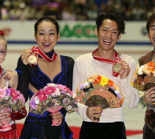 メダルを手に笑顔の（左から）浅田、高橋