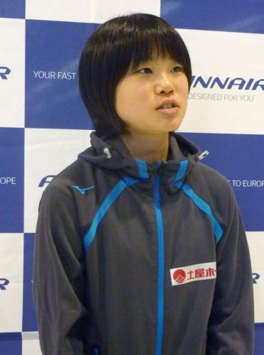 フィンランドへの出発を前に、記者の質問に答えるジャンプ女子の伊藤有希