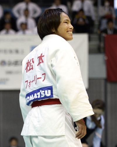 女子57キロ級で２度目の優勝を果たし、笑顔を見せる松本薫