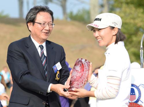 表彰式で優勝したテレサ・ルーにカップを手渡すスポーツニッポン新聞社・森戸社長