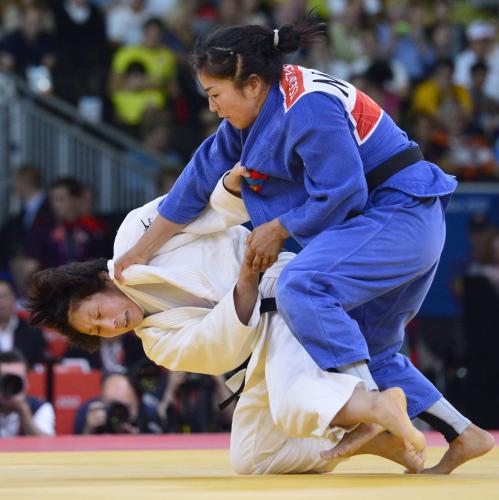 ２０１２年７月、ロンドン五輪柔道女子63キロ級の３位決定戦で、モンゴル選手（右）を攻める上野順恵
