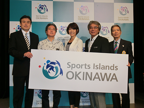 スポーツコミッション沖縄（仮称）設立記念シンポジウムに出席した高橋尚子さん（中央）ら関係者たち