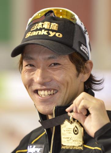 スピードスケートのＷ杯第２戦男子５００メートルで今季初優勝し、表彰式でメダルを手にする長島圭一郎