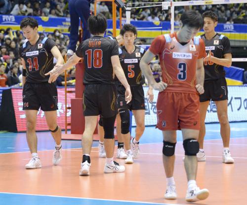 イランにストレート負けし、肩を落とす福沢（左端）ら日本選手