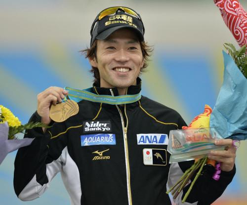 男子５００メートルで優勝し、笑顔でメダルを手にする長島圭一郎