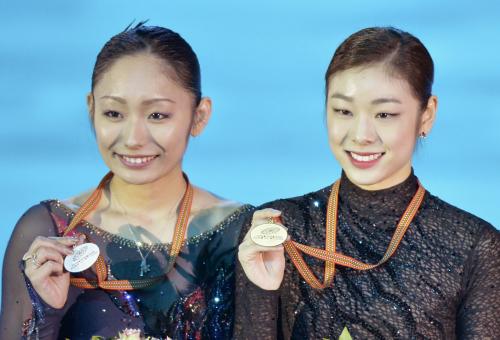 メダルを手に笑顔の優勝したキム・ヨナ（右）と２位の安藤