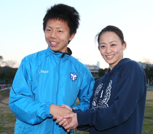 ロンドン五輪元日本代表の田中理恵助教から激励を受ける服部主将