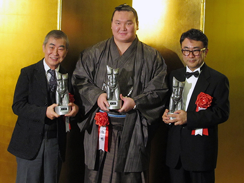 ゆうもあ大賞を受賞した（左から）桂文枝、白鵬、三谷幸喜