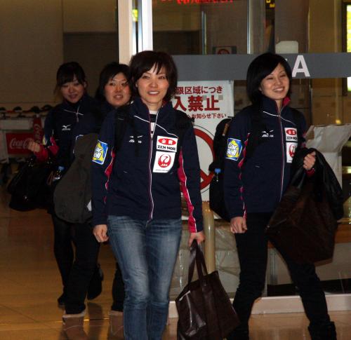 新千歳空港に到着した小笠原（中央）らカーリング女子日本代表