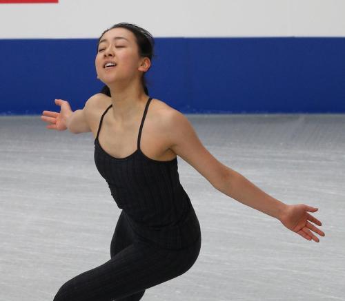 ＜フィギュアスケート全日本選手権女子公式練習＞華麗な演技を見せる浅田
