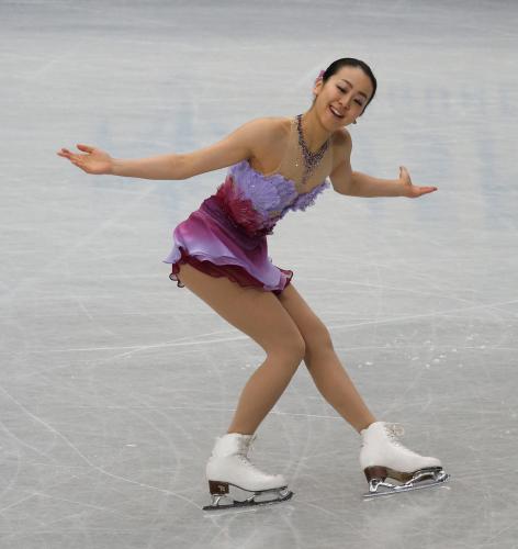 ＜フィギュアスケート全日本選手権　女子ＳＰ＞華麗な演技を見せる浅田