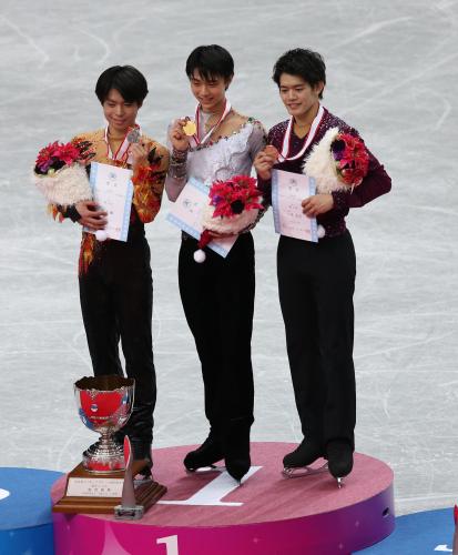 表彰台で笑顔の（左から）町田、羽生、小塚