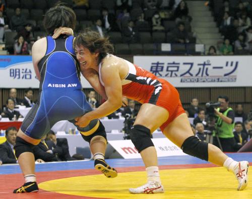 女子72キロ級決勝　新海真美（左）を破り優勝した浜口京子