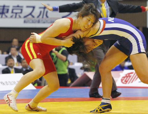 女子55キロ級決勝　浜田千穂（右）を破り優勝した吉田沙保里