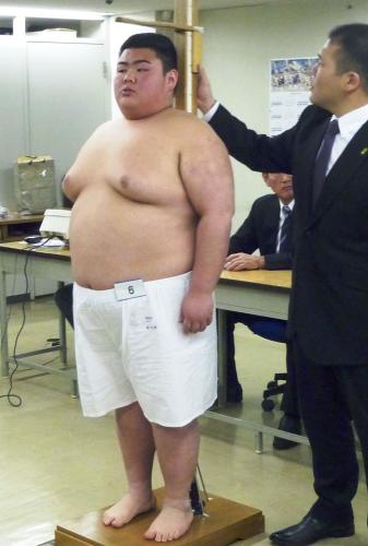 大相撲初場所の新弟子検査で身長を測る藤原虎太郎