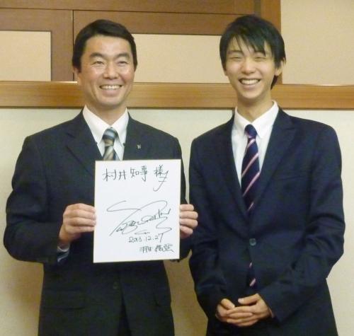 宮城県の村井嘉浩知事（左）を表敬訪問した羽生結弦選手