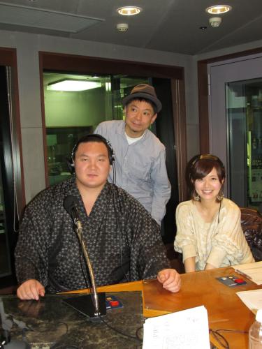 ラジオで共演した（左から）白鵬、鈴木おさむ、三浦茉莉