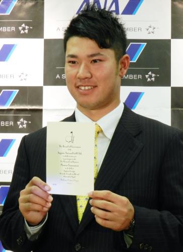 記者会見でマスターズ・トーナメントの招待状を披露する松山英樹