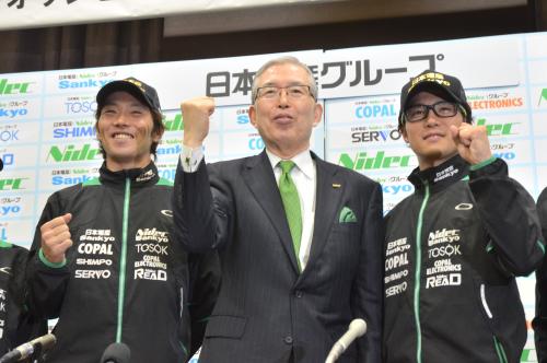 会見で五輪への意気込みを見せる（左から）長島、永守会長、加藤